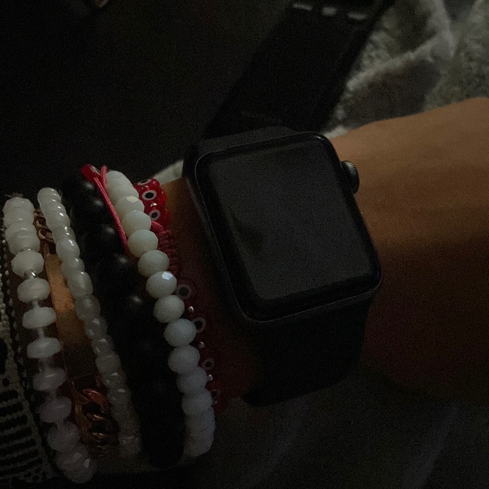 Apple Watch serie 3 no crack with a black strip and charge it.